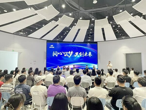 金融市场暗流涌动：黄金闪耀、美元走软，数字货币何去何从？