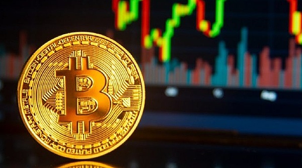 比特币跌到3.7万刀，为何这些金融老炮还在疯狂抄底？