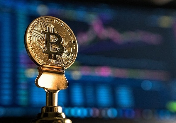 金融巨头的怒火：摩根大通CEO为何对加密货币恨之入骨？